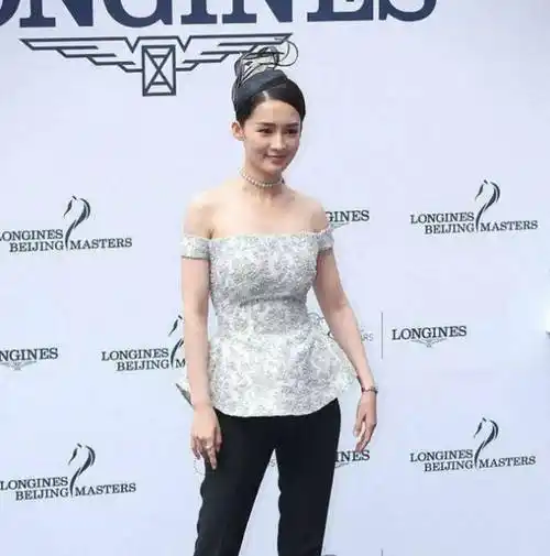 原创有种翻车叫李沁上半身穿得像贵妇却被一条大妈裤毁了