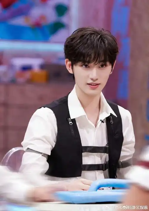 丁程鑫说要守护整条好六街##丁程鑫黑色无袖马甲