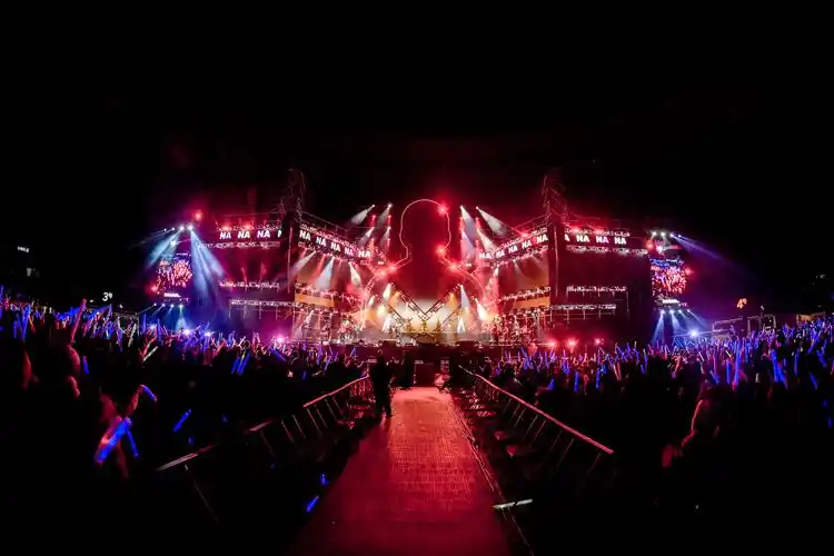 杨坤万人演唱会盐城开唱 导演组打造震撼视听盛宴