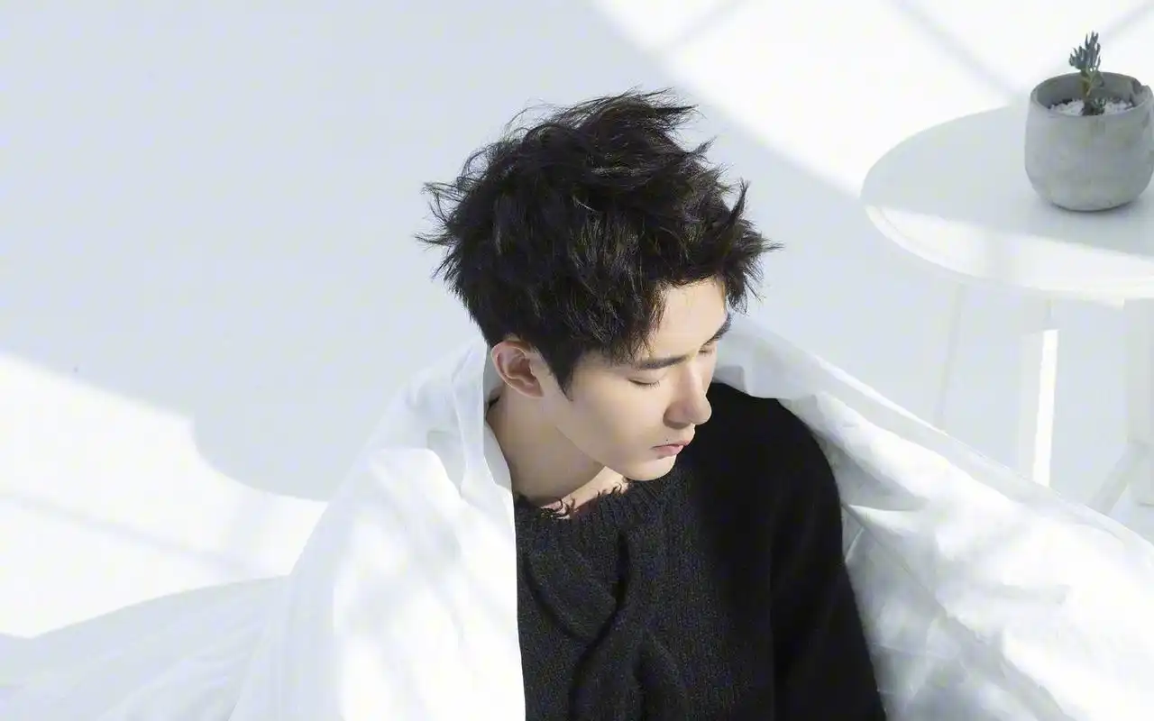 于朦胧慵懒毛衣床上帅气写真图片壁纸