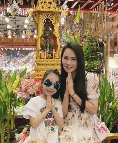 伊能静带娃亲力亲为与小米粒同框怼脸拍显气质教育方式被夸赞