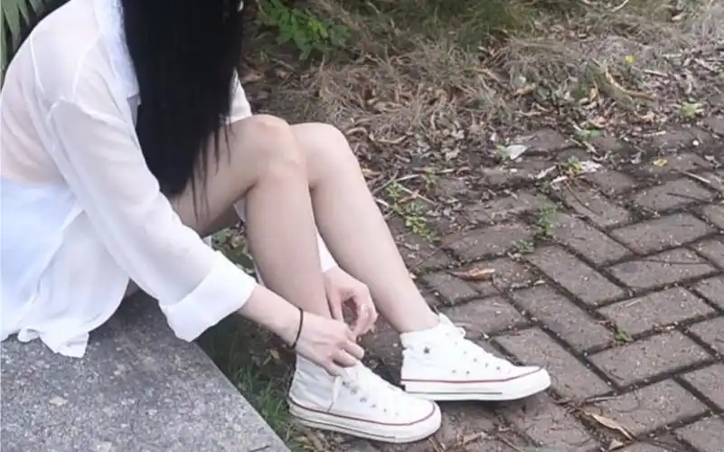 气质小姐姐的白色衬衫棉袜白色帆布鞋搭配