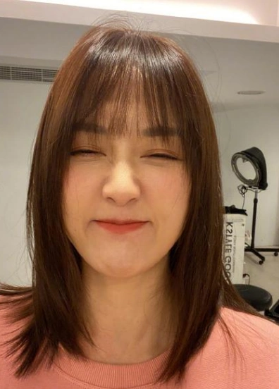 陈乔恩清纯短发眯眼微笑 透露易水肿自称"肿姐"