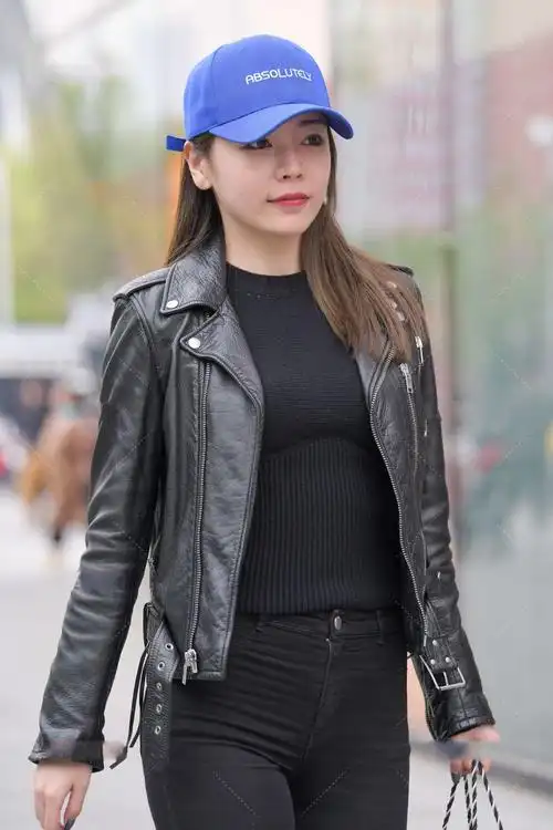 黑色皮夹克搭配同色打底裤黑色显酷夹克显瘦