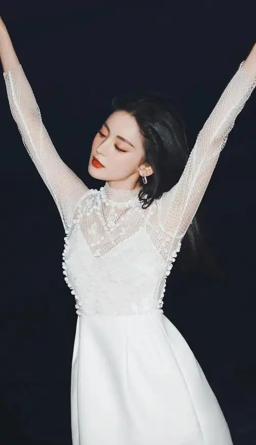 古力娜扎肤白貌美性感迷人