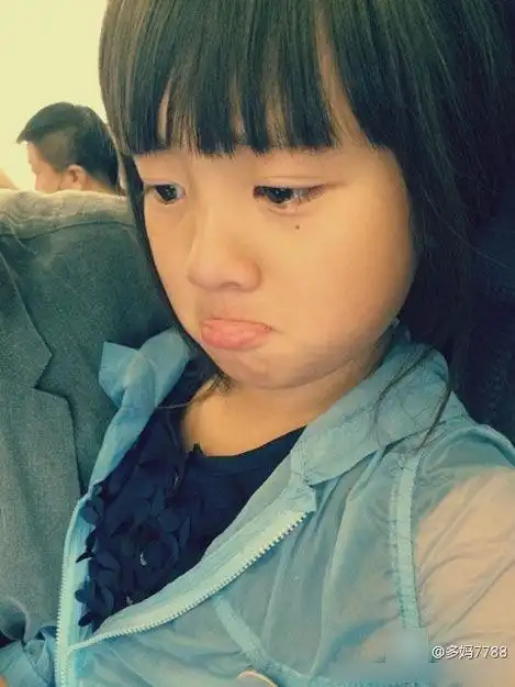 黄磊女儿多多挨批大眼含泪嘟嘴委屈高清大图