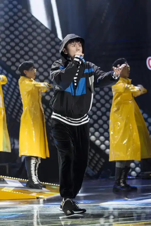 [张杰][新闻]180113 《天籁之战2》收官夜剧照抢先看 张杰台上台下