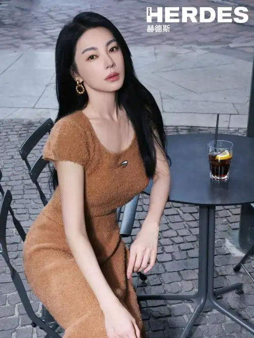 头一次见张雨绮这么长的靴子##张雨绮红色超高漆皮靴