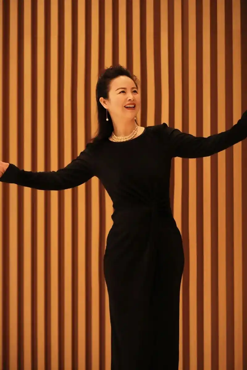 拍几张形象片,出镜:某音乐学院女高音歌唱家梅 - 抖音