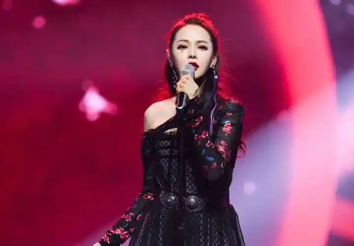 李斯丹妮组五公造型曝光,金晨张雨绮飒,看到龄龄子被圈粉了_表演_姐姐