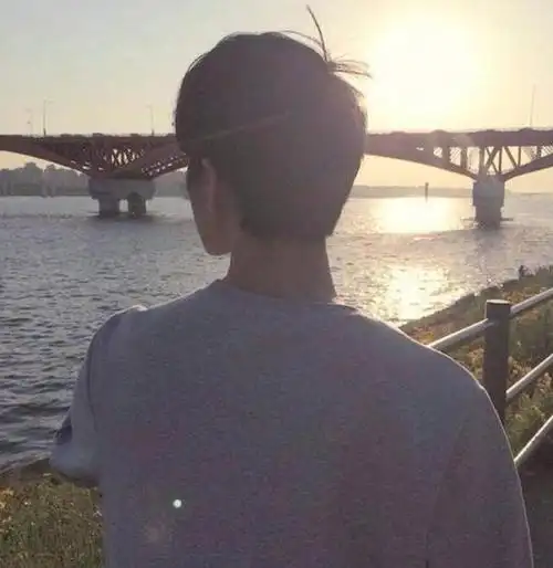 戳中苏点的帅哥背影照不露脸你们能猜得出是谁的吗答案公布