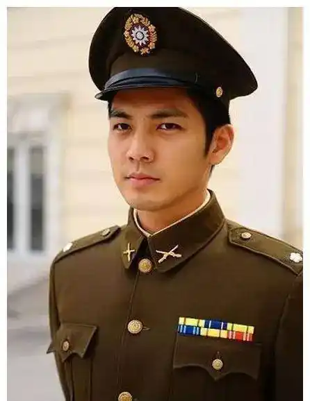 13.钟汉良穿上军装,还是夺目的那个.