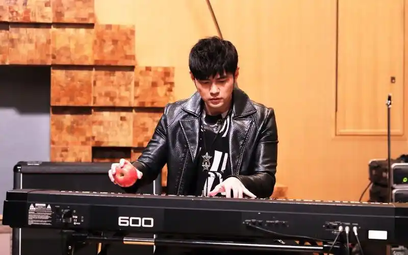 《锋味》精彩片段part2:周杰伦水果弹钢琴,用苹果,香蕉,凤梨演绎歌曲