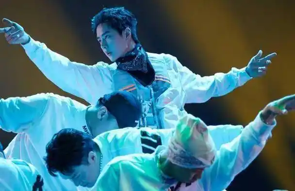 王一博抖肩舞再度出圈,引来众多街舞人士纷纷模仿_舞蹈_人气_核心