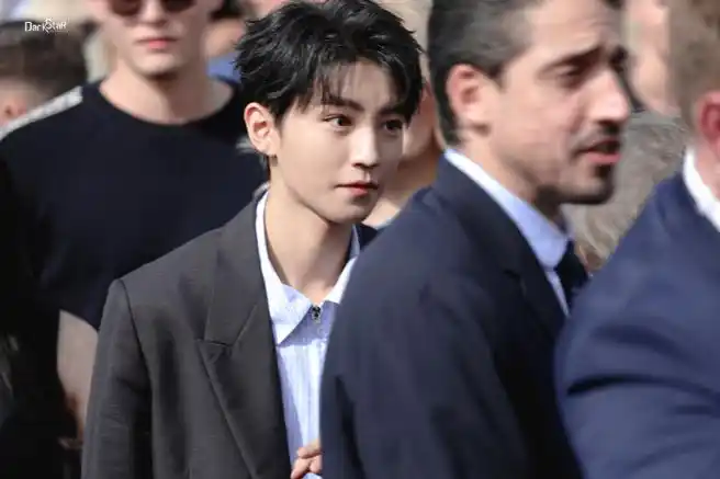 时装周造型#和大家挥了很多次手的迪奥品牌大使王俊凯@tfboys-王俊凯