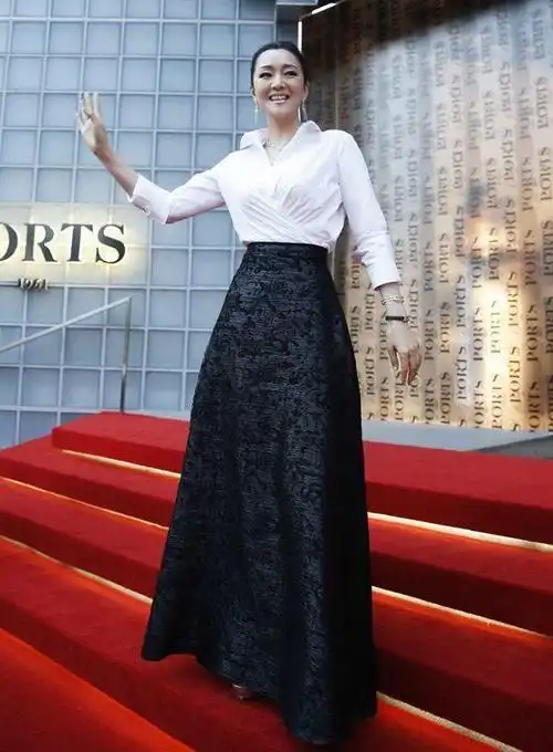 巩俐穿出了"微胖美精髓",白色上衣配阔腿裤高挑干练,简约大气