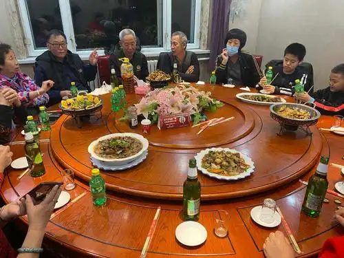 11.相亲相爱一家人相聚在老厨饭店,米兰请吃饭为三姑俩送行谢谢.