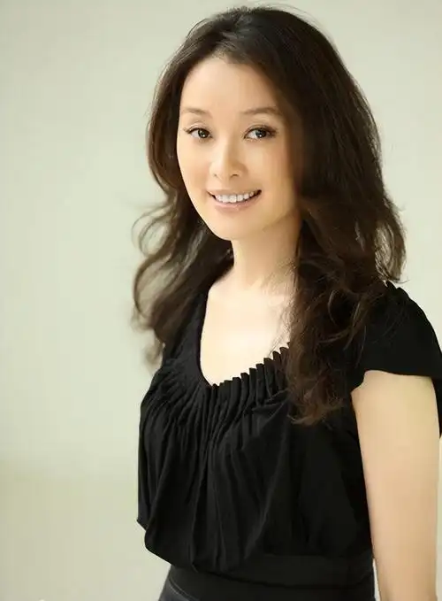 内地娱乐圈7位年逾50仍未婚的著名女星,谁让她们变成了这样?