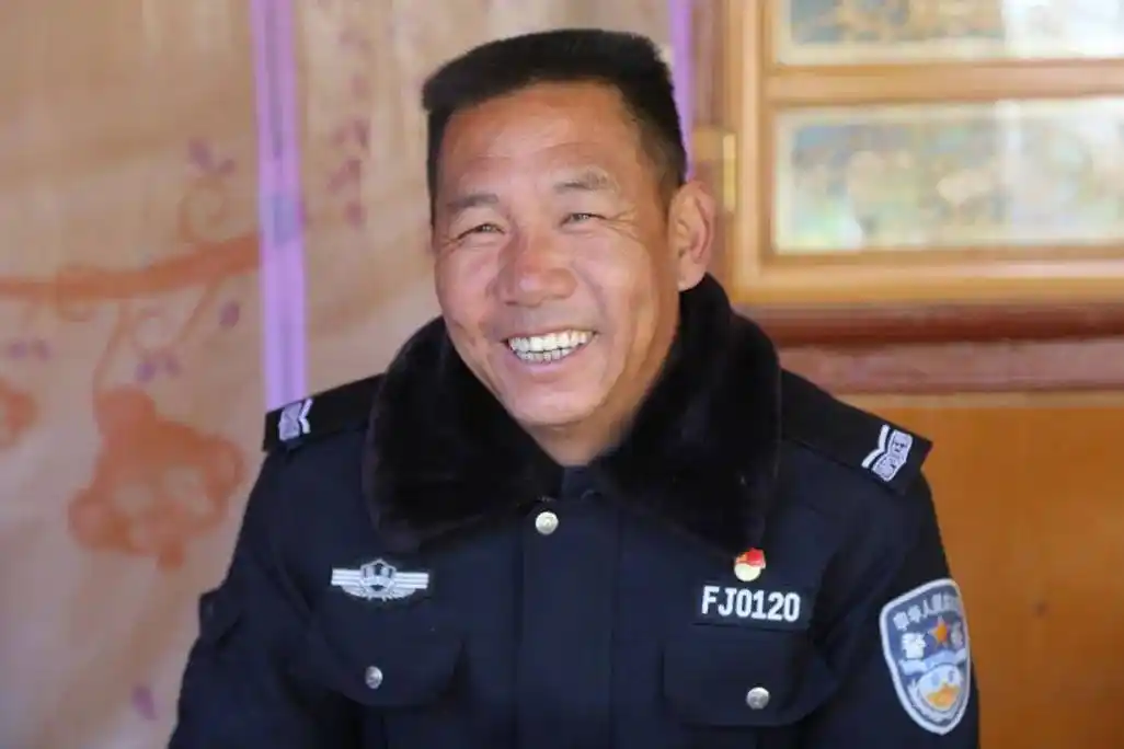 工作28年的老辅警何吉庆