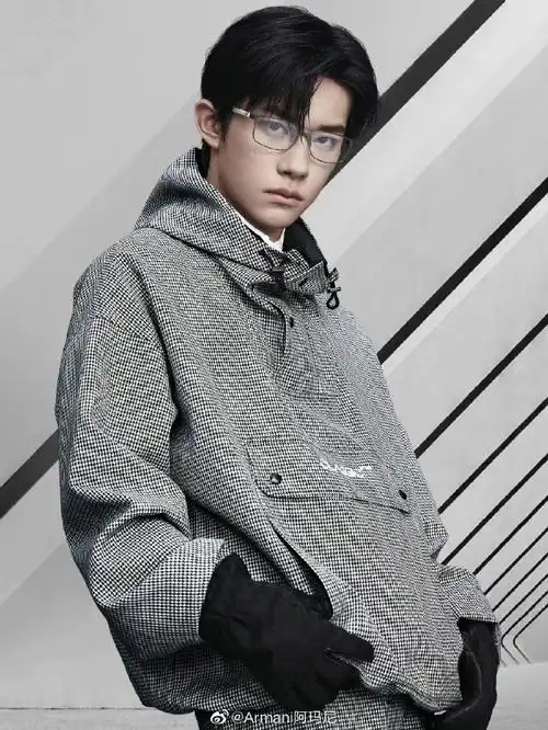 易烊千玺戴眼镜,四舍五入鲨了我 09@tfboys-易烊千玺#千玺代言天猫