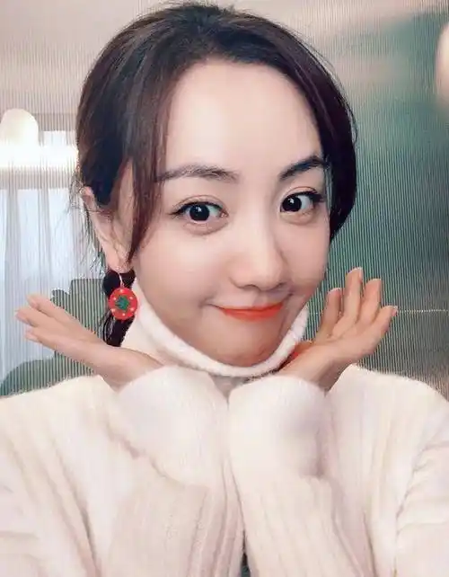 杨蓉与眼镜男居家晚餐被偷拍视频,杨蓉居家贤惠,男子抽烟惹不满_窗户