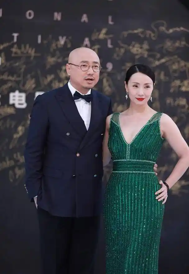 徐峥夫妇恩爱同框,陶虹穿深v礼服很羞涩,光头老公插兜绅士范足_色彩