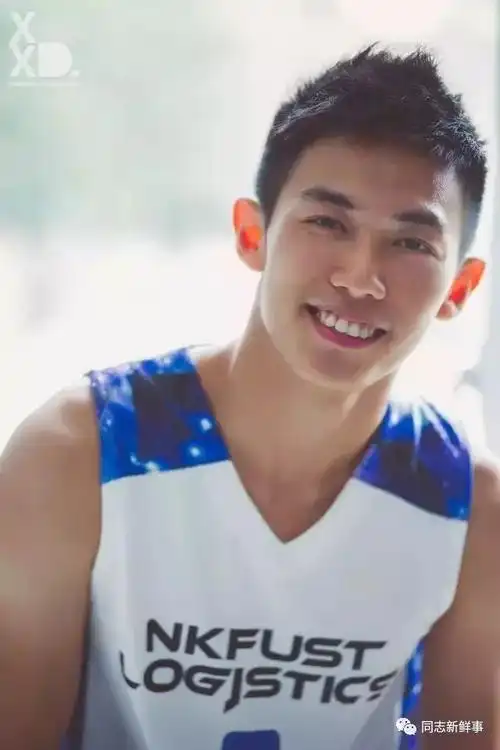 95年的他名叫林靖昌,他男友叫周汤豪,正在服兵役,是一枚肌肉兵哥哥.