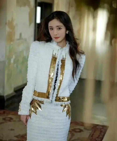 杨幂穿白色小香风套装优雅美丽,甜美温柔,楚楚动人!
