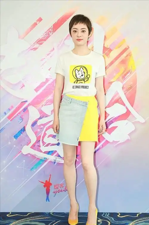 孙俪烫泡面头却藏不住老态怼脸拍感觉胖了但气质赢了