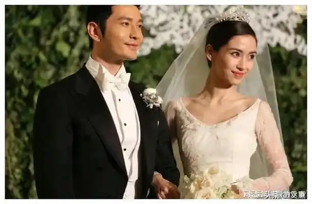 黄晓明杨颖带娃游迪士尼,全程没有说话,似路人.让人唏嘘不已.