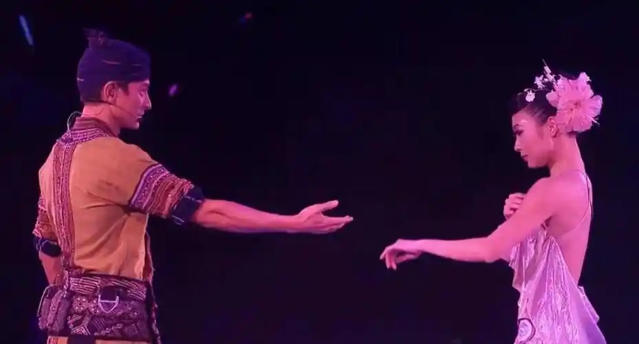 原创刘德华的疯狂粉丝41岁依然单身这辈子我只给刘德华伴舞