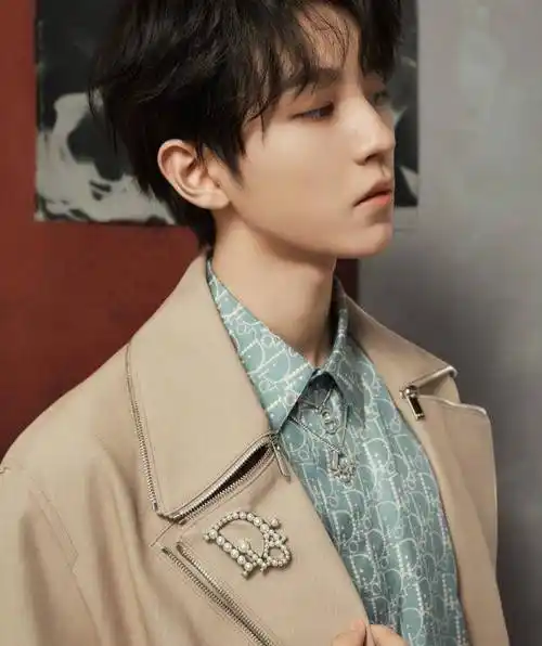 王俊凯近期因拍摄一部新作品疯狂漂亮,原本身材就非常纤瘦的王俊凯