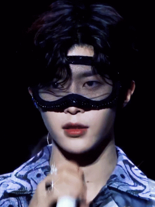 范丞丞戴黑纱眼镜出来的那一刻我真的有心肌梗塞,.