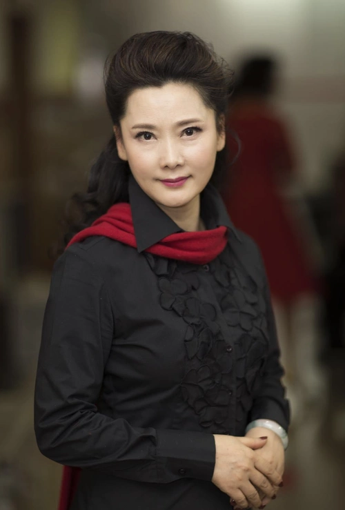 60后的何赛飞真有气质,穿衣简单还优雅,妈妈们可以照着搭_腾讯新闻