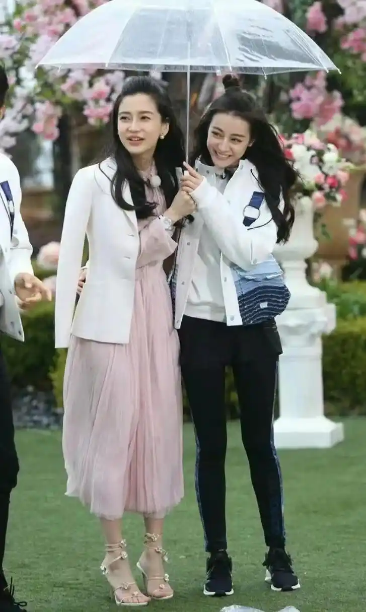 杨颖和迪丽热巴同框估计很难再看到了吧跑男两大女神同框估计很难再