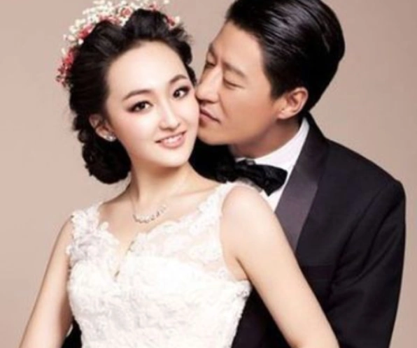 原创爱上大13岁的二婚男在对方丑闻满天飞时选择结婚如今生活幸福美满