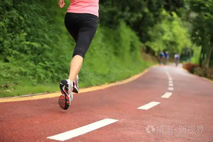 在森林步道上运行的跑步运动员腿