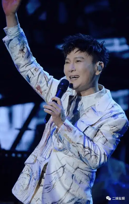 张信哲商演引热议,与富婆牵手唱歌举止亲密,被曝出场费130万