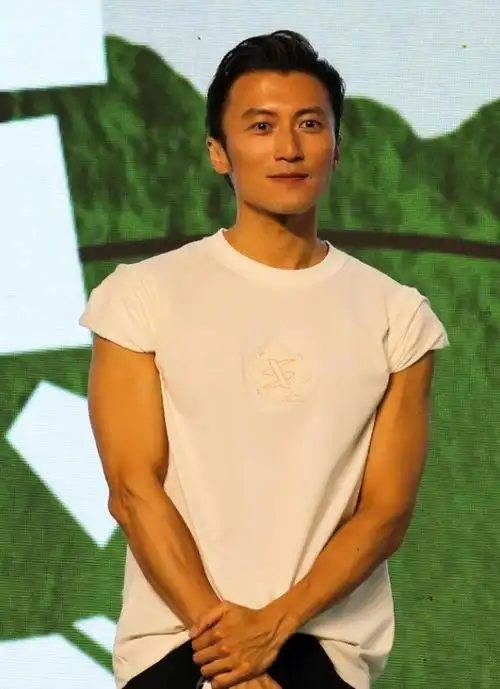 43岁谢霆锋上海出席活动,未见王菲身影,生图显年轻但鞋子很抢镜