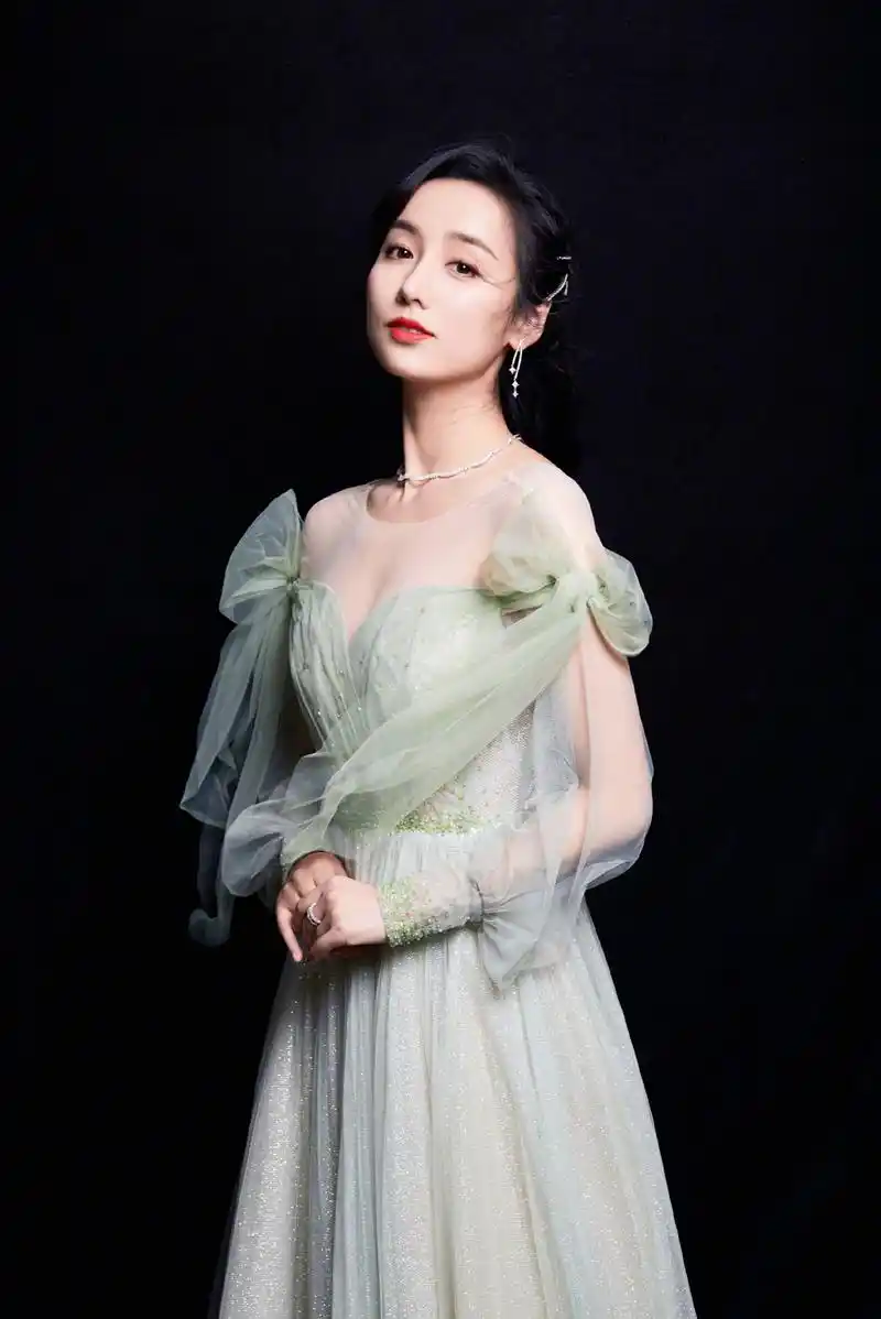 吕一真会"装",扎丸子头就像女大学生,太减龄了!