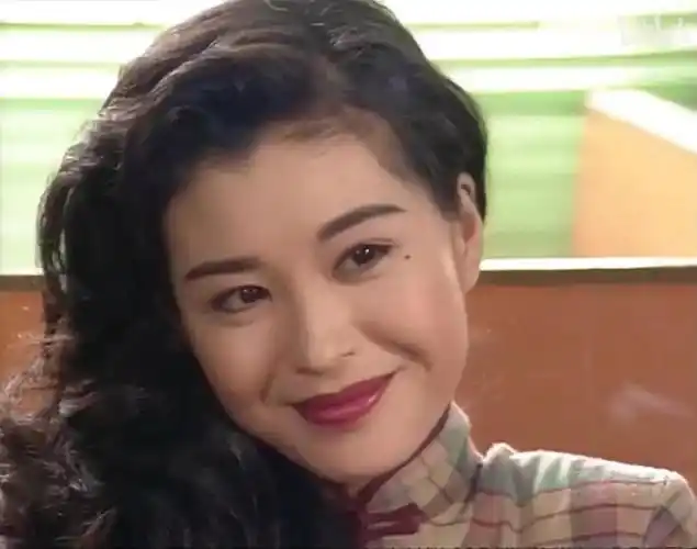 看过《银狐》的观众一定不会忘记伍咏薇饰演的颜如玉,那是一个何等