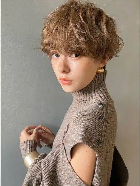 女士短发不论怎么剪,最百变时尚还是纹理烫,蓬松自然不夸张_发型_女性