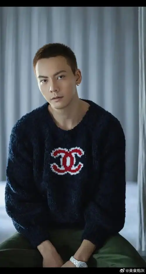 陈伟霆连续3天回何穗家#陈伟霆对寸头的精准把控!陈伟霆|陈伟霆超话