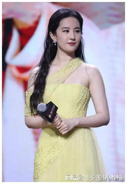 刘亦菲巴黎秀英文网友还有她够不着的男人