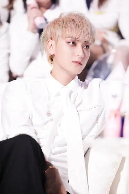 黄子韬粉色西装夏日帅气图片910