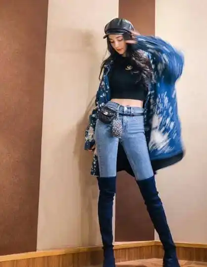 杨幂瘦到88斤后首晒自拍,戴大框眼镜高级感十足,手机壳成亮点_内心