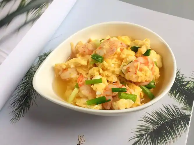 虾仁跟鸡蛋搭配在一起营养翻倍常做给孩子吃