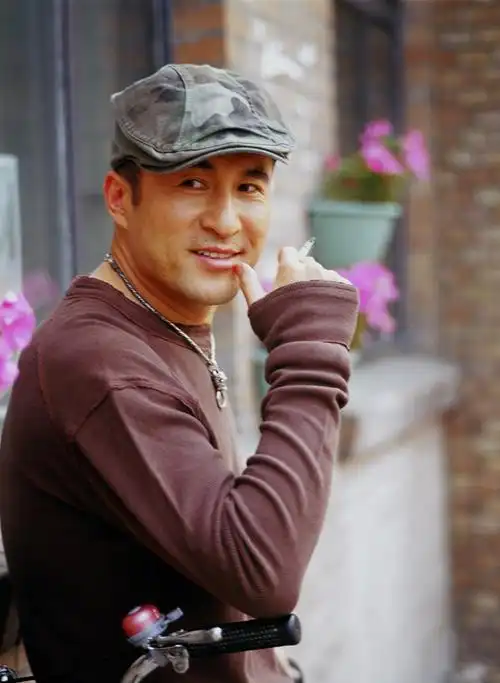 肖荣生中秋节拍《月缺》 扮探长忙碌又充实(图)