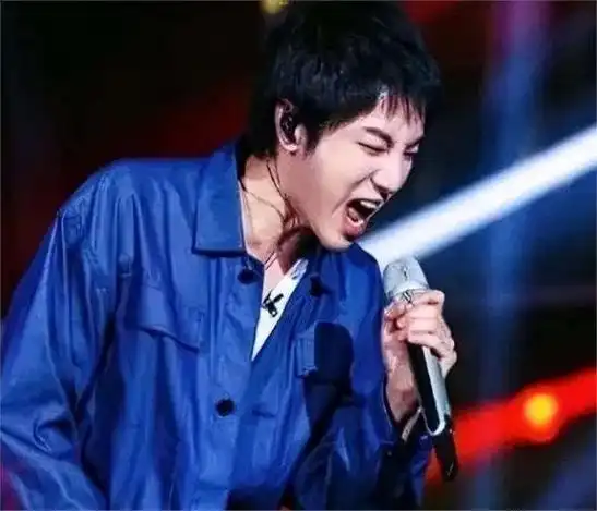 没有代表作,却自封华语乐坛神,夸张服饰的华晨宇还有救吗?