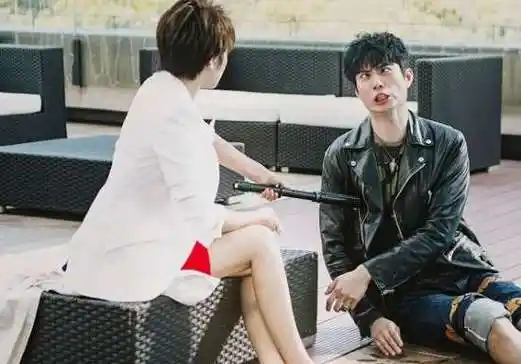 艾伦和马丽"身体互换"逗翻全场 喜剧演员人后艰辛